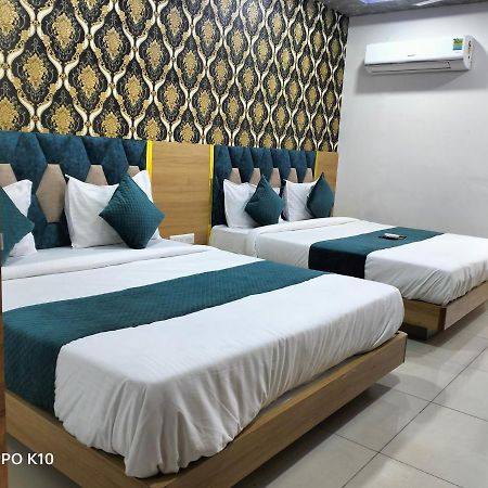 Hotel Rudra Palace อานันด์ ภายนอก รูปภาพ