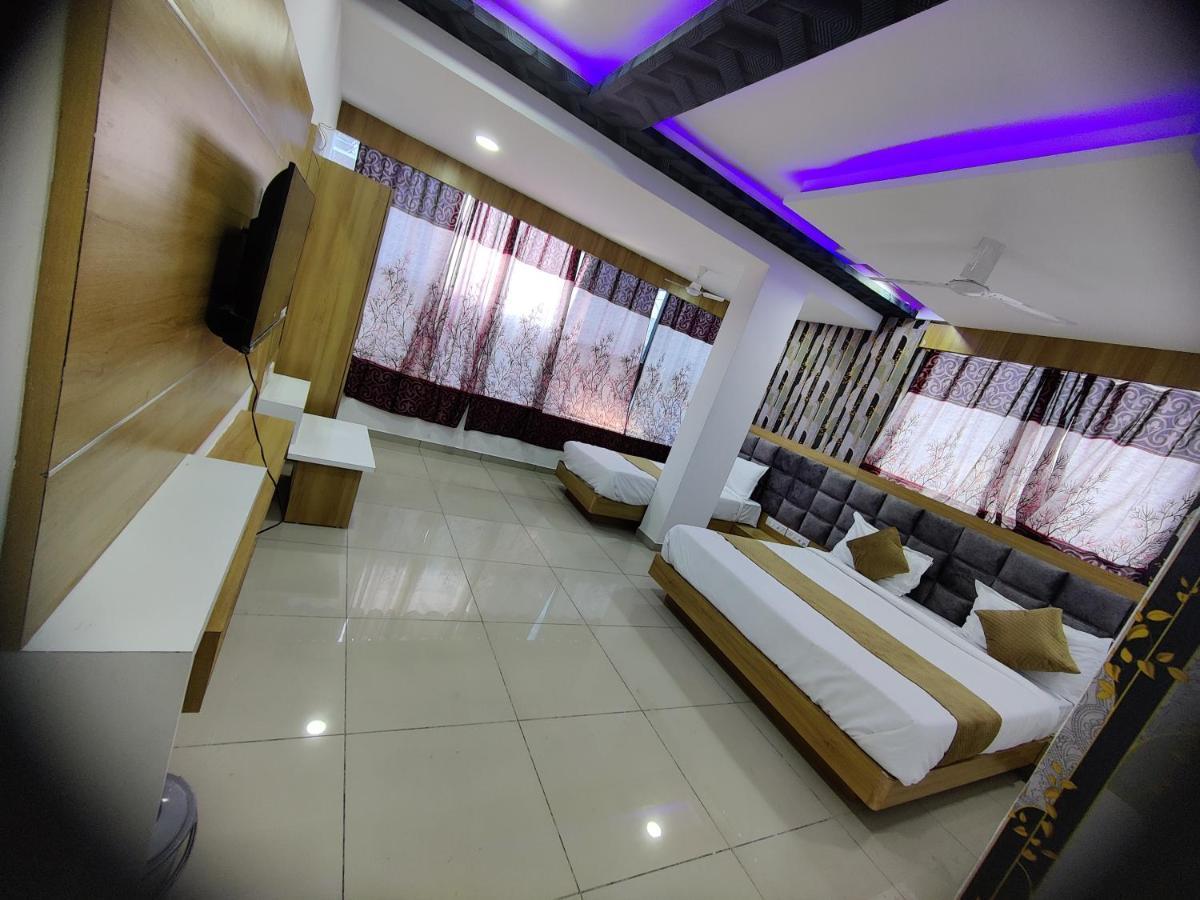 Hotel Rudra Palace อานันด์ ภายนอก รูปภาพ
