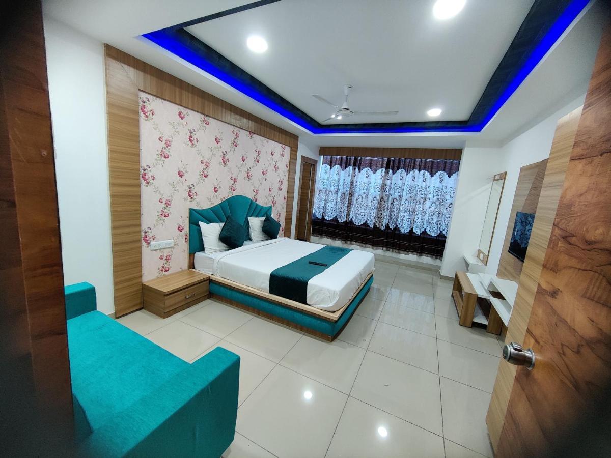 Hotel Rudra Palace อานันด์ ภายนอก รูปภาพ