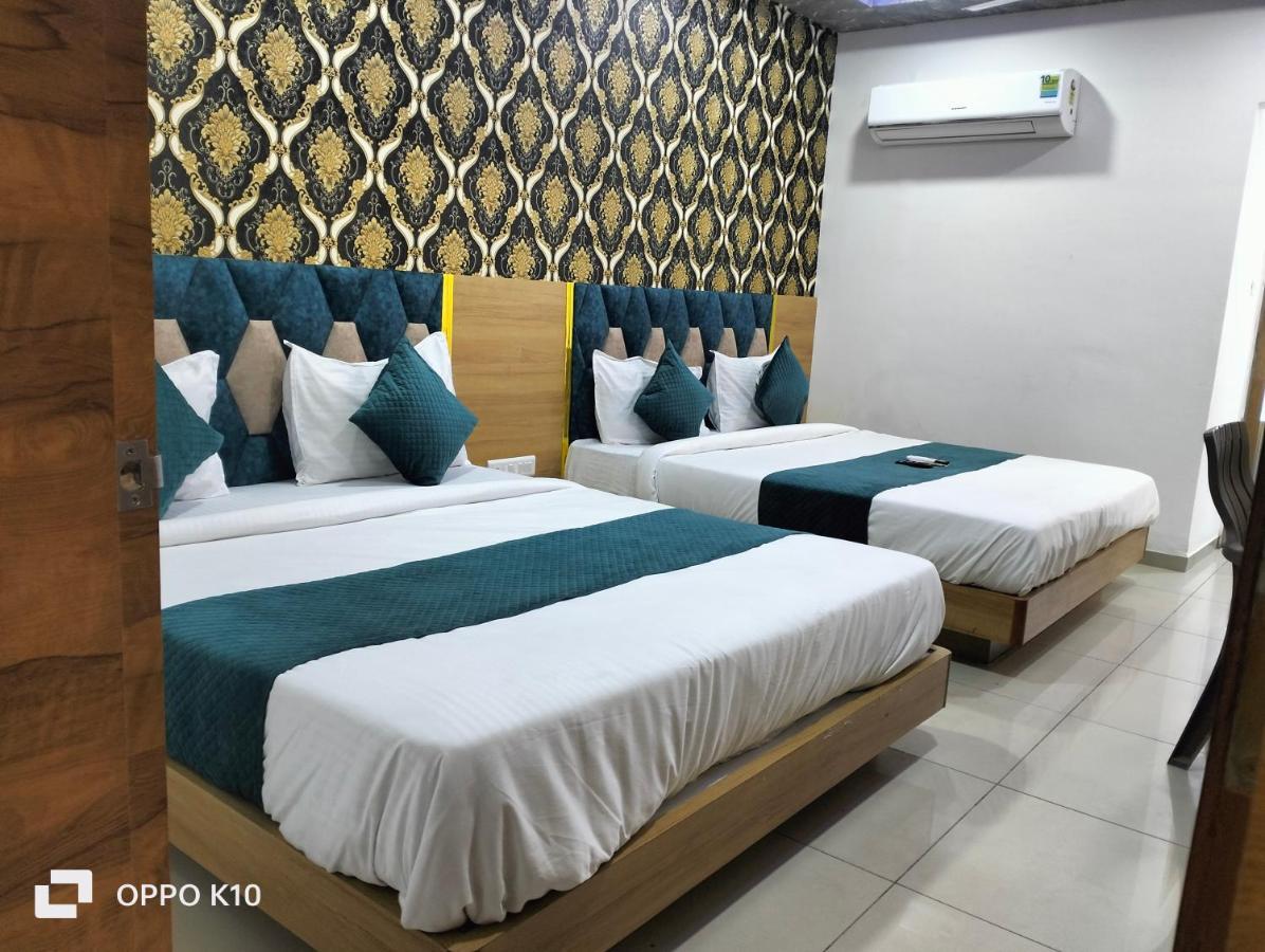 Hotel Rudra Palace อานันด์ ภายนอก รูปภาพ