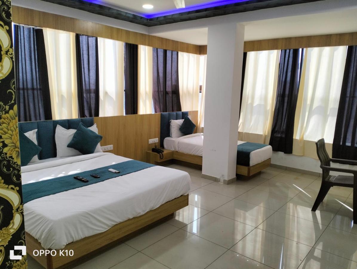 Hotel Rudra Palace อานันด์ ภายนอก รูปภาพ