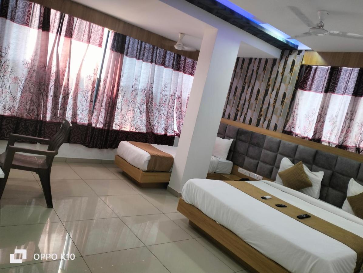 Hotel Rudra Palace อานันด์ ภายนอก รูปภาพ