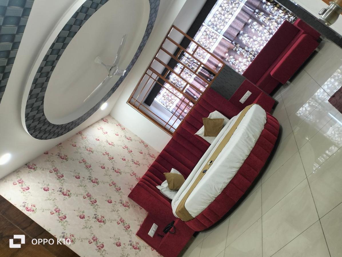 Hotel Rudra Palace อานันด์ ภายนอก รูปภาพ