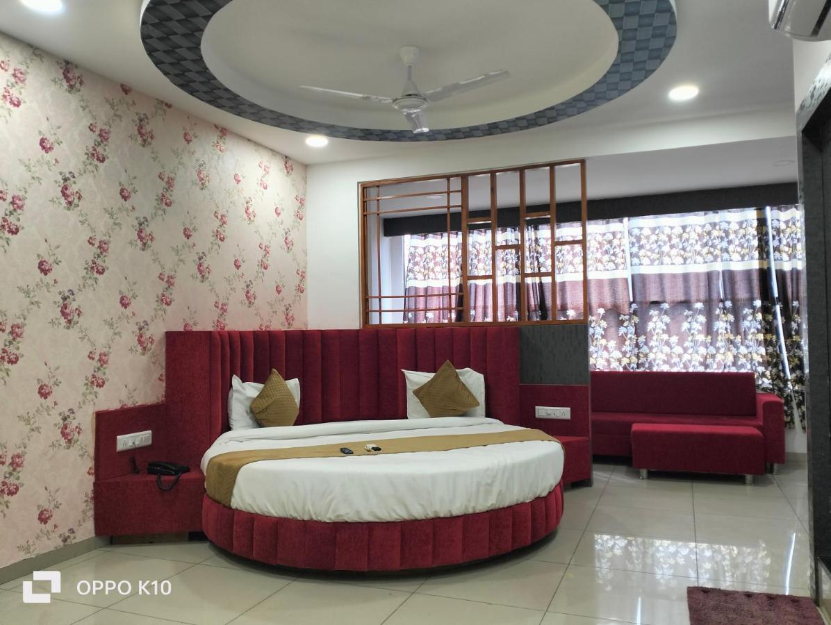 Hotel Rudra Palace อานันด์ ภายนอก รูปภาพ